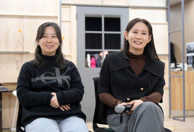 19일 서울 홍익대 대학로 아트센터 연습실에서 연출을 맡은 류주연(왼쪽)과 배우 김선영이 기자들과 질의응답을 하고 있다. 사진 제공=국립극단