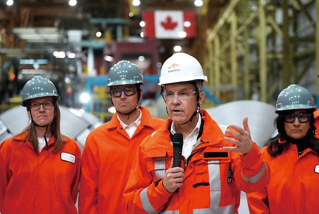 3월12일 마크 카니 캐나다 총리(오른쪽 두 번째)가 온타리오주 해밀턴에 있는 아르셀로미탈 도파스코 철강 공장을 둘러본 후 철강 노동자들과 이야기하고 있다. ⓒAP 연합