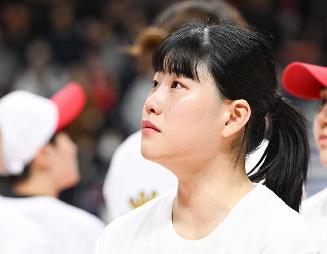 BNK 이소희가 챔피언결정전 우승 후 눈물을 흘리고 있다. /사진=WKBL 제공