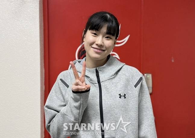 BNK 이소희가 인터뷰 후 포즈를 취하고 있다. /사진=양정웅 기자