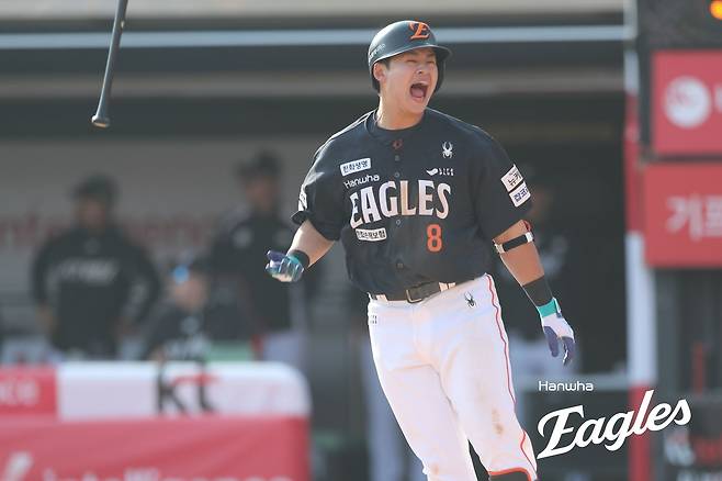 22일 수원케이티위즈파크에서 열린 2025 신한 SOL Bank KBO리그 한화 이글스와 KT 위즈의 정규시즌 개막전, 한화 노시환이 홈런을 친 후 포효하고 있다. 한화 이글스