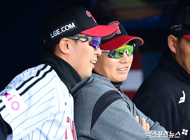 염경엽 LG 감독(오른쪽)은 23일 잠실구장에서 열릴 '2025 신한 SOL Bank KBO 리그' 롯데와 정규시즌 2차전을 앞두고 개막전 선수단의 맹활약에 환한 미소를 보였다. 엑스포츠뉴스 DB