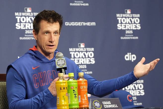 크레이그 카운셀 시카고 컵스 감독이 최근 미국 언론과의 인터뷰를 통해 다시 한 번 일본에서 메이저리그 개막 시리즈를 치르고 싶다는 소망을 밝혔다. 컵스는 지난 18~19일 일본 도쿄돔에서 LA 다저스와 2025 페넌트레이스 개막 2연전을 치렀다. 사진 AP 연합뉴스
