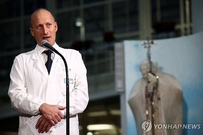 기자회견하는 교황 의료팀장 (로마 로이터=연합뉴스) 프란치스코 교황의 의료팀장인 세르조 알피에리 박사가 22일(현지시간) 로마 제멜리 병원에서 열린 기자회견에서 교황의 병세와 퇴원 일정에 대해 밝히고 있다. 2025.03.22 photo@yna.co.kr