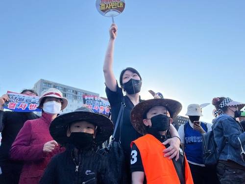 시위에 참가한 김수빈 회장과 두 아들 [본인 제공]