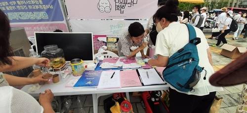 무분별한 아동 분리 반대 서명운동을 펼치는 나부협 회원들 [나부협 제공]