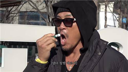 상남자의 립밤쇼 [유튜브 '추성훈 ChooSungHoon' 캡처. 재판매 및 DB 금지]