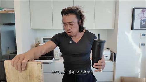 도마에서 곰팡이 냄새가 [유튜브 '추성훈 ChooSungHoon' 캡처. 재판매 및 DB 금지]