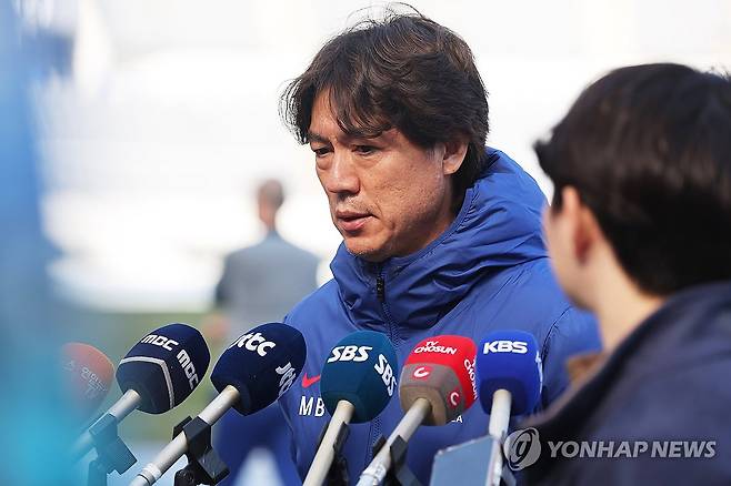 인터뷰 하는 홍명보 감독 (용인=연합뉴스) 홍기원 기자 = 2026 북중미 월드컵 아시아 3차 예선 B조 8차전 요르단전을 앞둔 축구 국가대표팀 홍명보 감독이 22일 경기도 용인시 처인구 미르스타디움에서 회복훈련에 앞서 취재진 질문에 답하고 있다. 2025.3.22 xanadu@yna.co.kr
