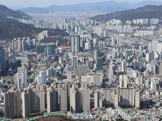 부산 부산진구 일대 아파트 단지 (부산=연합뉴스) 강선배 기자 = 정부는 지역경제 회복을 위해 지방의 준공 후 미분양 아파트 약 3천호를 한국토지주택공사(LH)가 직접 매입하고, 시장 상황에 따라 매입 규모 확대를 검토하기로 했다고 19일 밝혔다. 
    사진은 부산 부산진구 일대 아파트와 고층빌딩 모습. 2025.2.19 sbkang@yna.co.kr