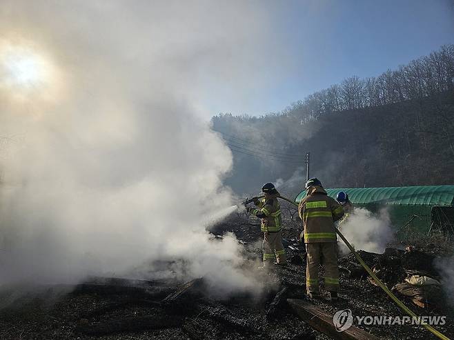 "마지막 불씨까지" (의성=연합뉴스) 김선형 기자 = 23일 오전 경북 의성군 의성읍 철파리에서 소방대원들이 민가로 번진 불을 끄고 있다. 2025.3.23 sunhyung@yna.co.kr