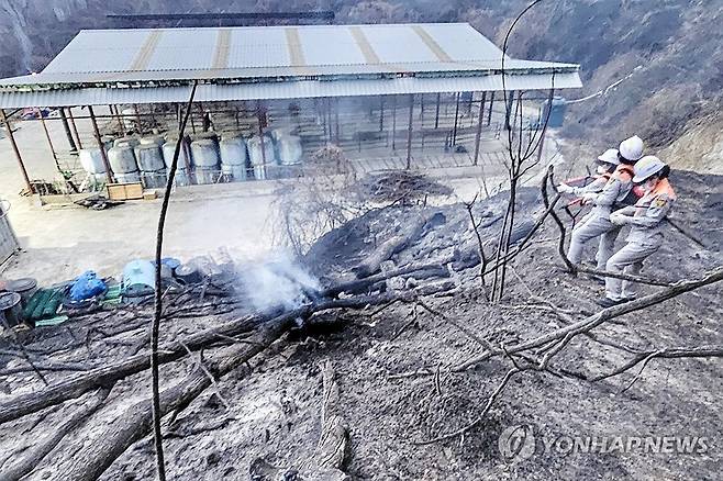 울산 울주군 온양읍 산불 현장 (울산=연합뉴스) 울산 울주군 온양읍 운화리 산불 발생 이틀째인 23일 현장 모습. 산림 당국은 산불 대응 3단계를 발령하고 진화 중이다. 2025.3.23 [울산소방본부 제공. 재판매 및 DB 금지] canto@yna.co.kr