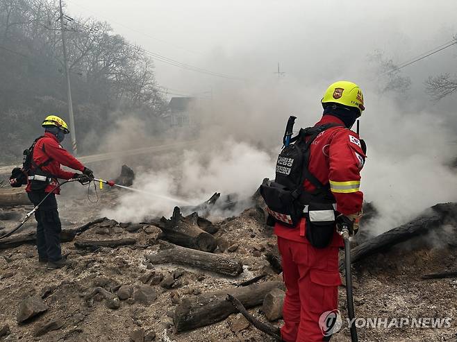 경남 산청 산불 화재 진압하는 산불진화대원 (서울=연합뉴스) 산림청 중앙사고수습본부가 지난 21일 경남 산청군 신안면에서 발생한 산불을 진화하기 위해 헬기를 비롯해 인력, 진화 차량을 투입해 불길을 잡고 있다고 23일 밝혔다. 사진은 산불진화대원이 화재 현장에서 불을 끄는 모습. 2025.3.23 [산림청 제공. 재판매 및 DB 금지] photo@yna.co.kr