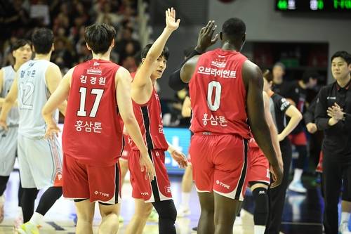 정관장 박지훈과 오브라이언트의 하이 파이브 [KBL 제공. 재판매 및 DB 금지]