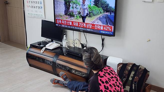 산불 뉴스 시청하는 이재민 [촬영 장지현]