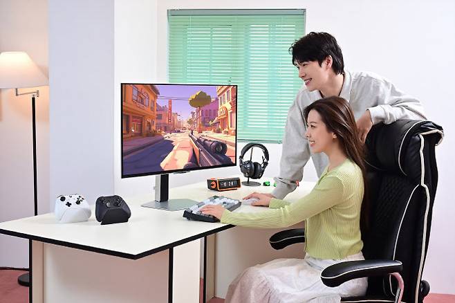 삼성전자 모델이 2025년형 ‘오디세이 OLED G8’을 체험하고 있다.(사진=삼성전자)