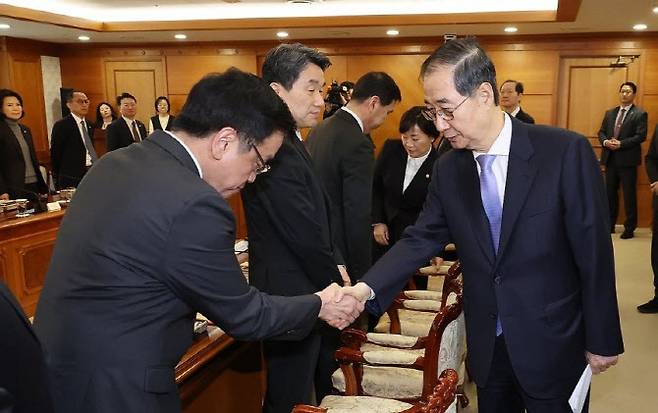 한덕수 대통령 권한대행 국무총리가 24일 정부서울청사에서 열린 국무위원간담회에 참석하며 최상목 부총리를 비롯한 국무위원들과 인사하고 있다.(사진=연합뉴스)