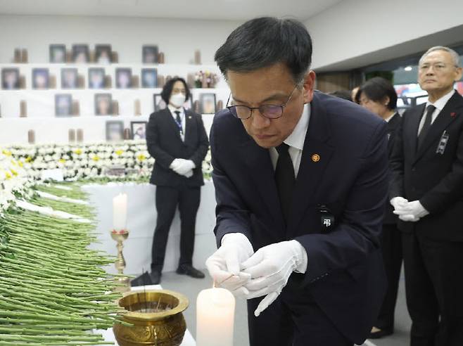 최상목 대통령 권한대행 부총리 겸 기획재정부 장관이 지난 1월 2일 전남 무안국제공항에 마련된 제주항공 여객기 사고 희생자 합동분향소를 찾아 분향하고 있다.(사진=대통령실통신사진기자단)