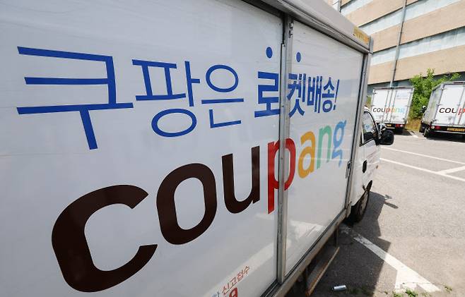 서울 시내의 한 쿠팡 물류센터에 주차된 차량 모습. (사진=뉴시스)