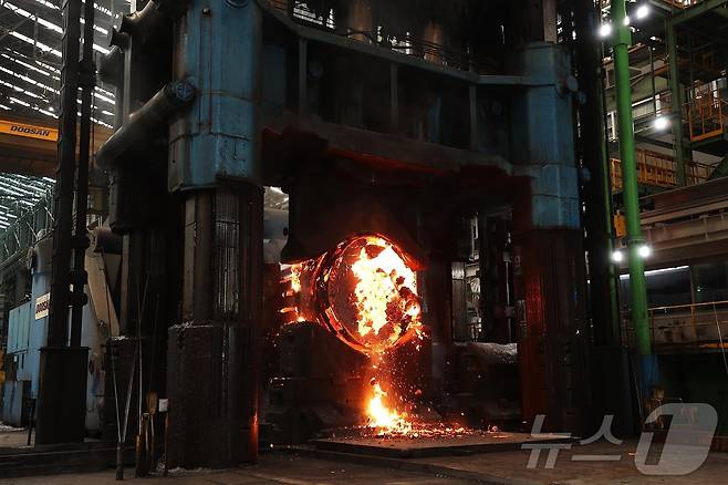 두산에너빌리티 창원본사 단조공장에 설치된 17000톤 프레스기가 신한울 3∙4 주기기 중 하나인 증기발생기 단조 소재 작업을 하고 있는 모습 자료사진(두산에너빌리티 제공)