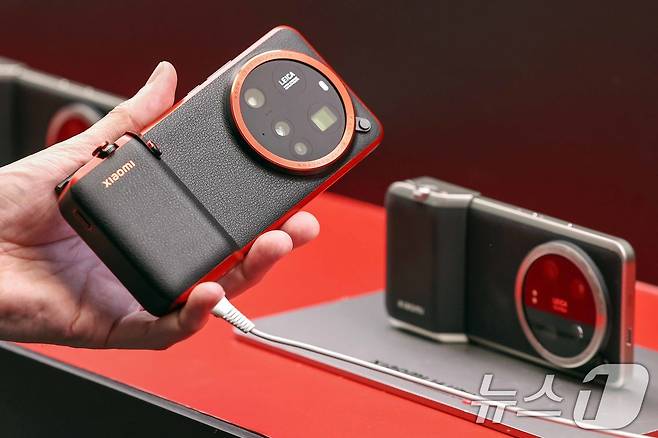 4일(현지시간) 스페인 바르셀로나 피라 그란 비아 전시장에서 열린 '모바일 월드 콩그레스(MWC) 2025'를 찾은 관람객들이 샤오미 부스에서 독일 카메라 브랜드 라이카와 협업해 만든 샤오미 15 울트라를 체험하고 있다. 2025.3.4/뉴스1 ⓒ News1 민경석 기자