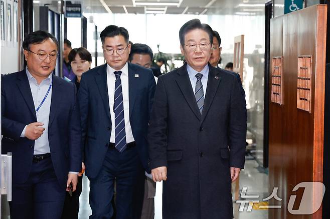 이재명 더불어민주당 대표(앞줄 오른쪽)와 박찬대 원내대표가 24일 오전 서울 여의도 국회에서 비공개 최고위원회의를 마친 뒤 광화문 천막당사 현판식 및 최고위에 참석하기 위해 이동하고 있다. 2025.3.24/뉴스1 ⓒ News1 안은나 기자
