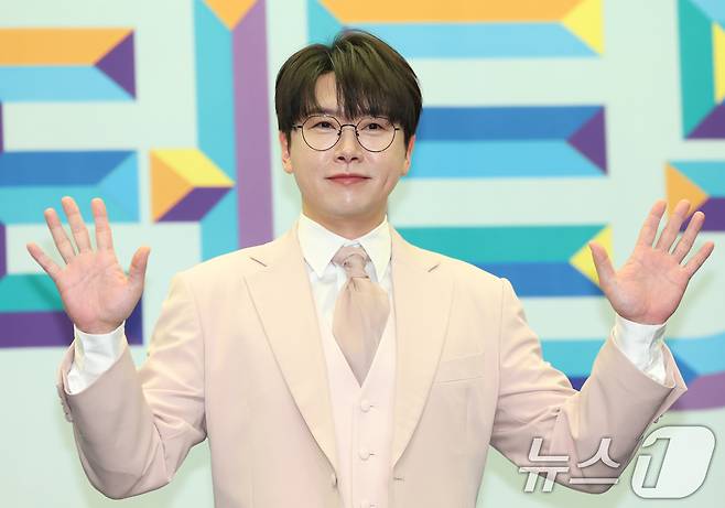 가수 춘길이 24일 오전 서울 마포구 상암동 스탠포드호텔에서 열린 TV조선 '미스터트롯3' TOP7 기자간담회에 참석해 포즈를 취하고 있다. 2025.3.24/뉴스1 ⓒ News1 권현진 기자