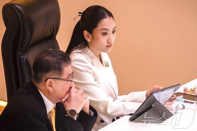 패통탄 친나왓 태국 총리가 24일 불신임 투표가 열리는 의회 토론 첫날 회의에 참석하고 있다.  ⓒ AFP=뉴스1