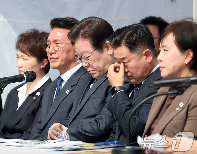 이재명 더불어민주당 대표가 24일 서울 종로구 광화문 천막당사에서 열린 최고위원회의에 참석해 시계를 쳐다보고 있다. (공동취재) 2025.3.24/뉴스1 ⓒ News1 이재명 기자