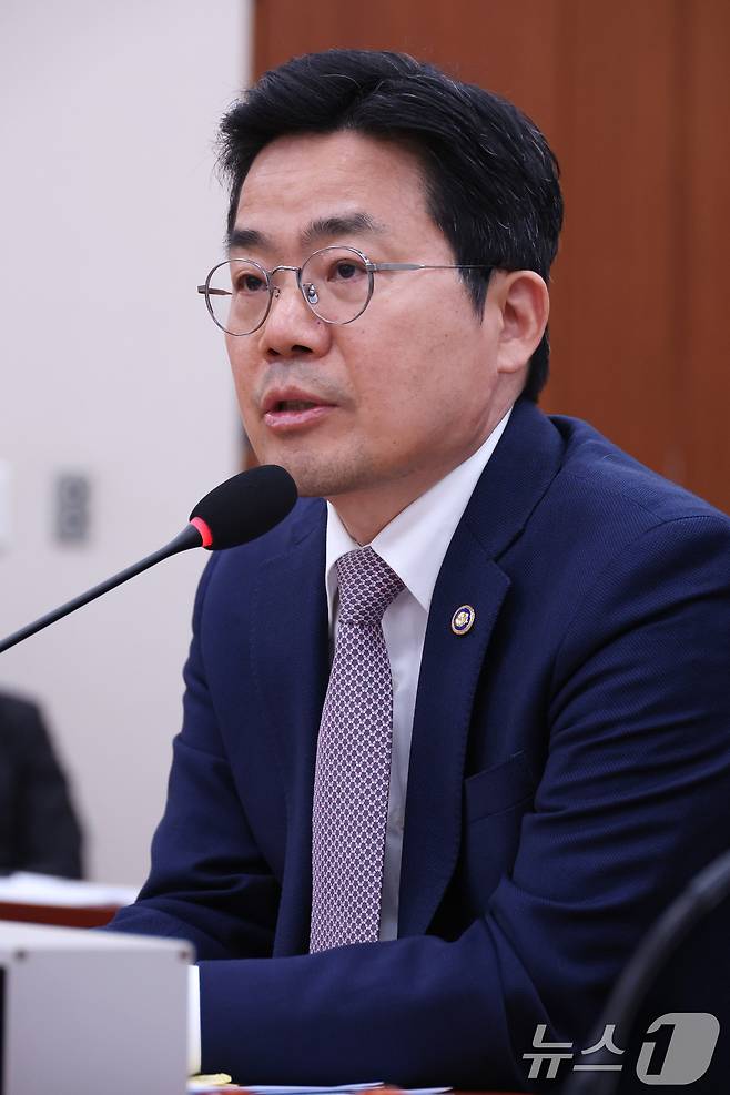 박성택 산업통상자원부 1차관이 24일 오후 서울 여의도 국회에서 열린 외교통일위원회 전체회의 미국 에너지부 민감국가 지정 관련 긴급 현안보고에 출석해 의원 질의에 답하고 있다. 2025.3.24/뉴스1 ⓒ News1 이광호 기자