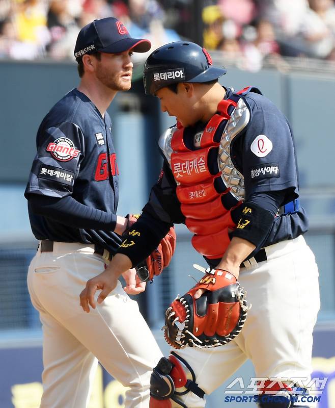친정팀 LG 상대 잠실 개막전 롯데 선발 반즈와 포수 유강남은 연이은 아쉬운 수비에 고전했다. 잠실=박재만 기자 pjm@sportschosun.com