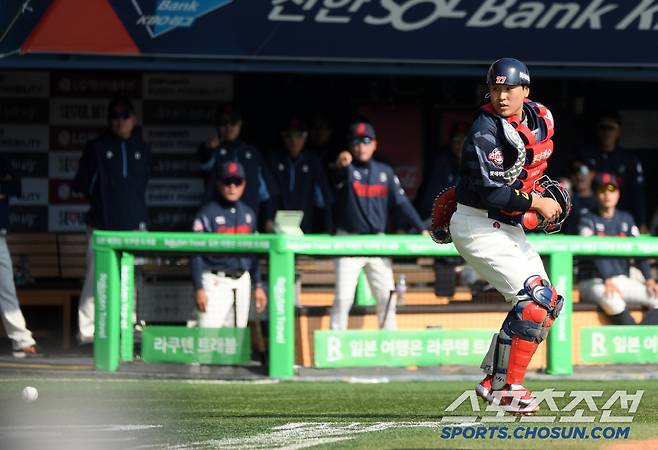 뒤로 빠진 볼을 황급히 찾아보지만 3루 주자 오지환은 이미 득점한 상황.