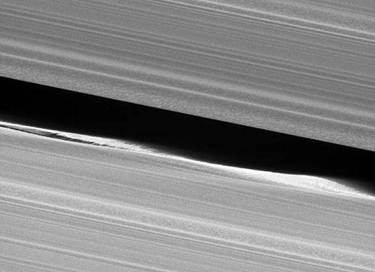 토성 고리가 거친 파도로 일렁거리는 모습 (사진=NASA/JPL-Caltech/Space Science Institute)