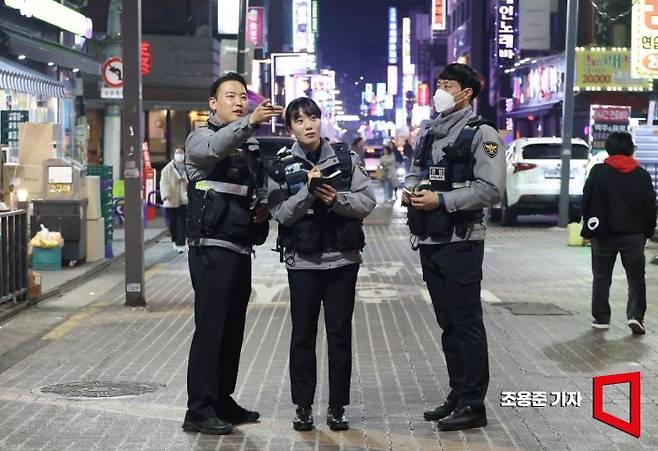 금천파출소 이다영 순경(가운데)이 멘토선배들과 관내 번화가를 순찰하며 설명을 듣고 있다. 조용준 기자