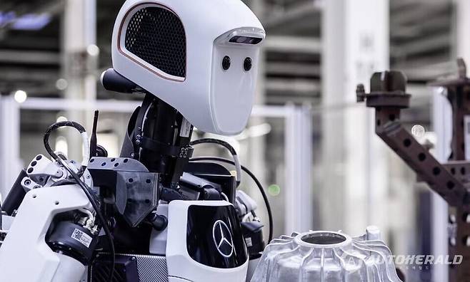 자동차 생산 라인에 투입된 아폴로(메르세데스-벤츠)