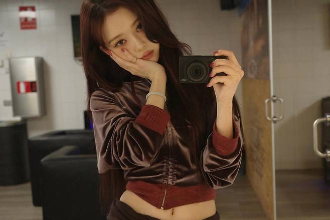 에스파 윈터, 크롭티+레드 네일... 탈인간급 비주얼(출처: 윈터 인스타그램)