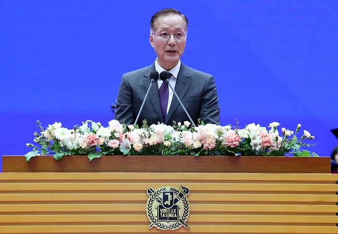 김인권 서울예스병원 원장이 지난 2월 26일 서울 관악구 서울대학교에서 열린 '제79회 학위수여식'에서 축사를 하고 있다. 그는 "자기가 가진 지식이 최선이라는 오만을 버리고 다른 사람의 처지를 듣고 이해해야 한다"고 했다. /뉴스1