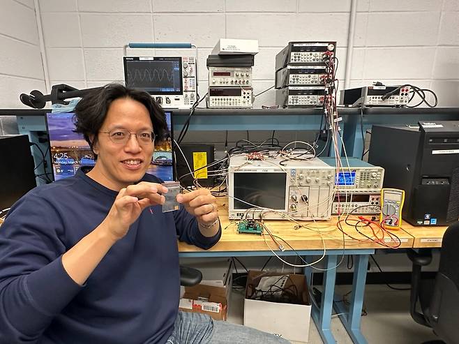 석민구 컬럼비아대 전기공학과 교수가 지난 17일 미국 뉴욕 교내에 있는 연구실에서 자신의 연구팀이 개발한 반도체를 들어 보이고 있다. 그가 10여 년 전에 개발한 반도체 전압 관련 설계는 아직도 업계 표준으로 쓰인다. 석 교수는 “좋은 기술을 개발한 한국 반도체 설계 스타트업의 창업자와 투자자들이 다양한 방법으로 투자금을 회수할 수 있는 생태계가 만들어져야 한다”고 했다. /뉴욕=윤주헌 기자