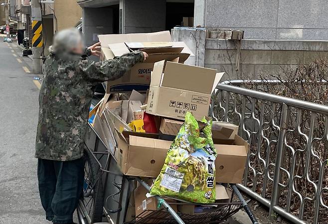 정덕희(가명·74) 할머니가 폐지를 줍고 있다. /이랜드복지재단