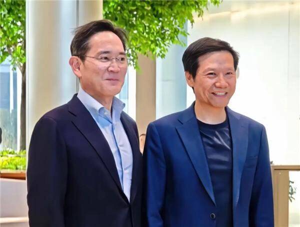 이재용 삼성전자 회장(왼쪽)이 지난 22일 레이쥔 샤오미 회장을 만나 전기차 등 사업 협력 방안을 논의했다./웨이보 캡처