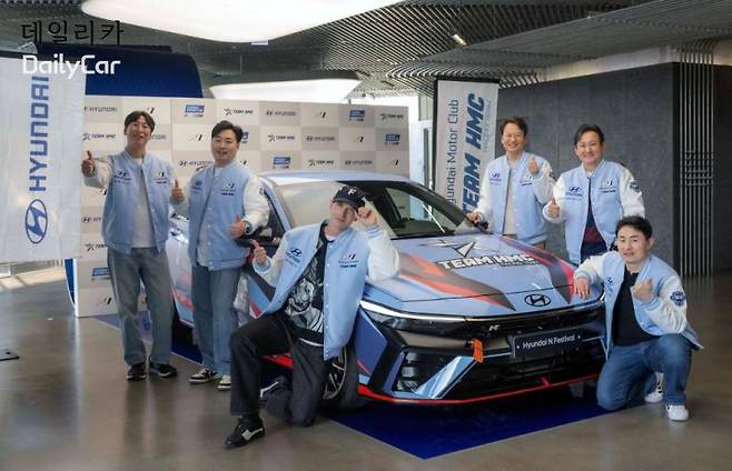 현대차, 아마추어 동호회 레이싱팀 TEAM HMC 후원 (방송인 양상국 씨, TEAM HMC 레이싱팀 김주현 단장, 인플루언서 플로리안 씨, 현대차 국내미디어커뮤니케이션팀 김재형 팀장, 현대차 국내상품마케팅사업부장 조원상 상무, 현대차 국내마케팅실장 이철민 상무)