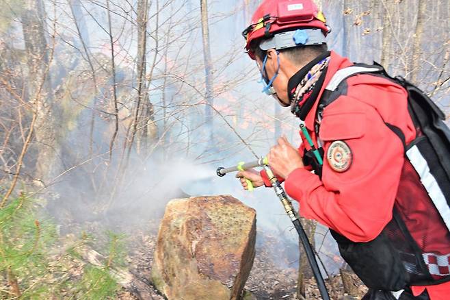 [산청=뉴시스] 경남 산청군에서 발생한 대형 산불이 4일째로 접어든 24일 오후 산청군 산불전문진화대 홍구탁 대장과 대원들이 진화작업을 펼치고 있다. 2025.03.24.