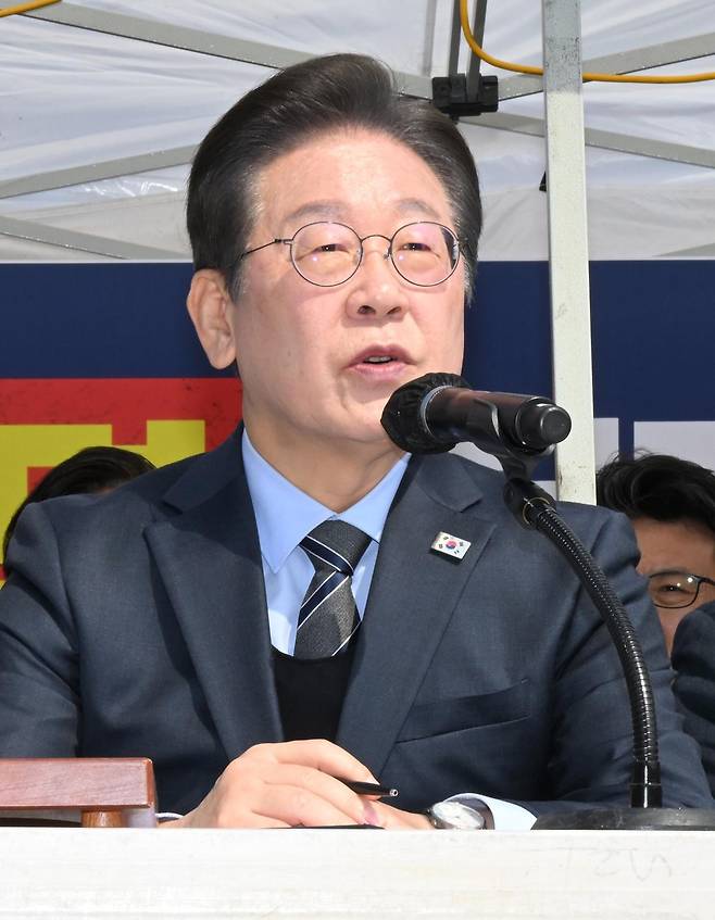 이재명 더불어민주당 대표가 24일 오전 서울 광화문 천막당사에서 열린 최고위원회의에 참석해 모두발언을 하고 있다. 2025.03.24. 공동취재