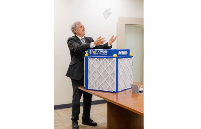 리처드 코르시 미국 데이비스 캘리포니아대 교수가 실내 오염물질을 제거할 수 있는 저비용 DIY 공기 청정기를 시연하고 있다. Molly Bechtel 제공.