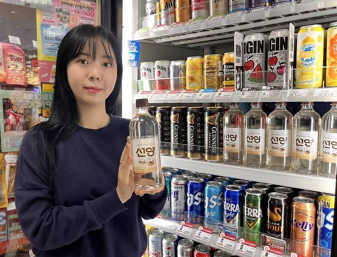 모델이 편의점 GS25에서 지난달 출시한 '선양오크소주'를 선보이고 있다. GS리테일 제공