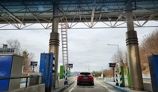 고속도로 하이패스 단말기를 이용하는 차량의 모습.