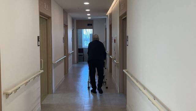 지난 1월24일 경기 고양시 일산동구의 더지극정성요양원에서 한 입소 노인이 보행 보조기를 이용해 복도를 지나고 있다. 황보연 기자