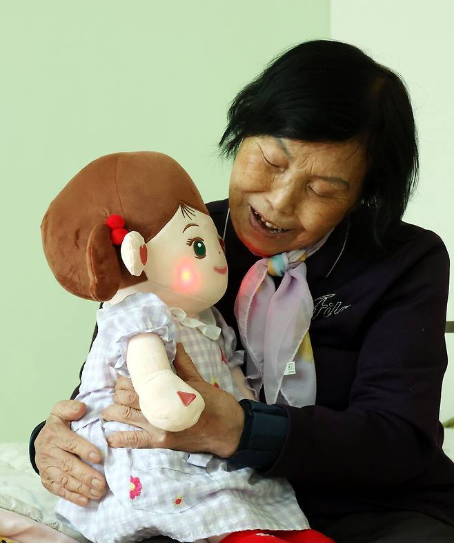 3월20일 서울 구로구 궁동에 사는 김정란(81) 할머니가 2024년 1월에 지방자치단체에서 지원받은 인공지능(AI) 돌봄로봇 ‘효돌’을 무릎에 앉혀놓은 채 이야기를 나누고 있다. 돌봄로봇을 사용한 뒤 홀몸노인의 우울과 불안이 감소하고, 일상적 생활 습관이 개선됐다는 연구 결과도 잇따른다. 김경호 선임기자 jijae@hani.co.kr