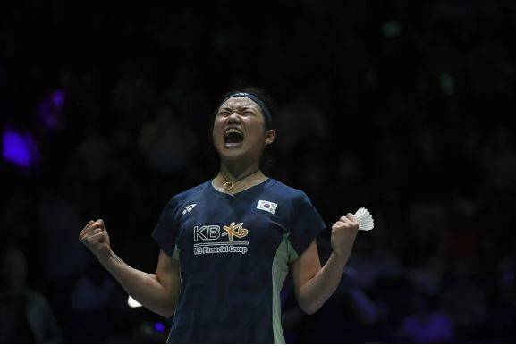 안세영이 17일(한국시각) 영국 버밍엄에서 열린 세계배드민턴연맹(BWF) 월드투어 2025 전영오픈 배드민턴선수권대회 여자 단식 결승전에서 중국의 왕즈이를 꺾고 환호하고 있다. 버밍엄/AP 연합뉴스
