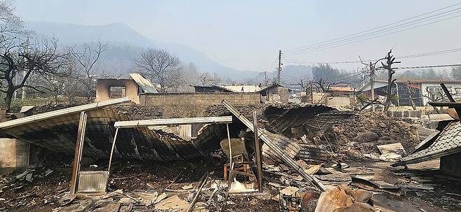 산청 산불 때문에 지난 22일 오후 불탄 경남 산청군 시천면 외공마을 주택. 산불로 이 마을 주택 6채가 불탔다. 최상원 기자